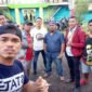 La Ombo mengenakan topi terbalik, saat bersama kelompoknya (Foto: Istimewa)