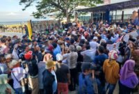 Simpatisan dan masyarakat memadati pelabuhan Raha, saat menjemput Rajiun Tumada dan Purnama Ramdhan (Foto: sabhangka.com)